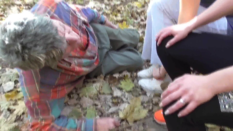 Foot Girls: Bătrânul sclav trebuie să adulmecă picioarele împuțit