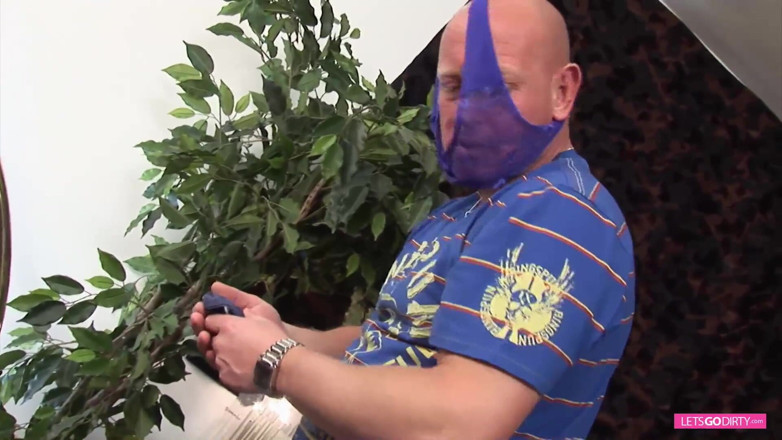 Onlyvids: Mijn man zit in de positie van cuckold, dus hij...