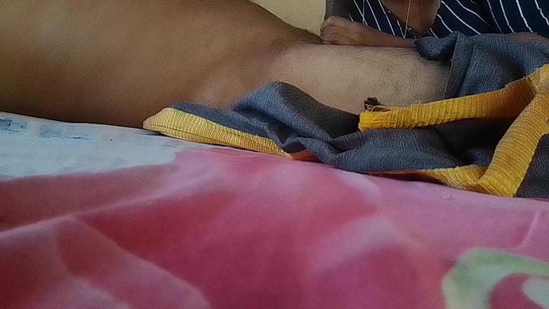 LEGSCOUPLE12: Tamil Nadu'da yaşayan Malezyalı kadın kocasının penisini ağzıyla masaj yapıyor