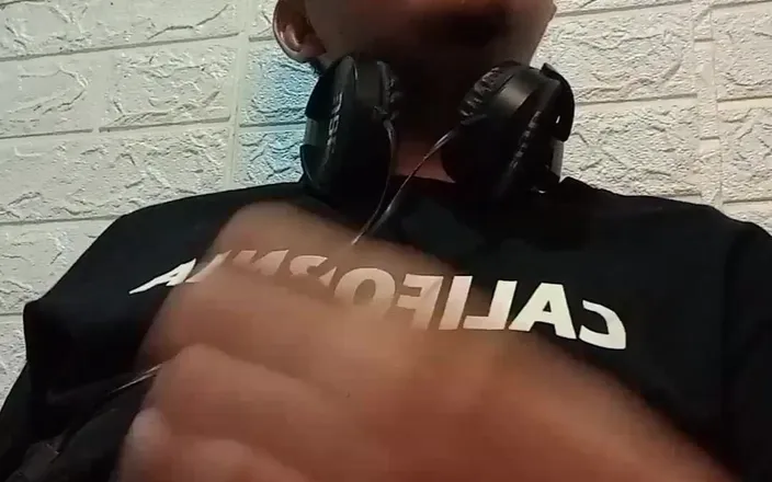 Mariojakolino: A Dj Masturbates