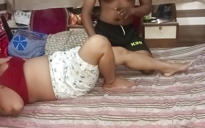 Kajal_pro: Porno indien avec sa demi-sœur Kajal et son demi-frère, Léchage...