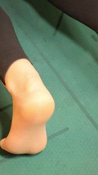Sneaker Tease in transparante nylons