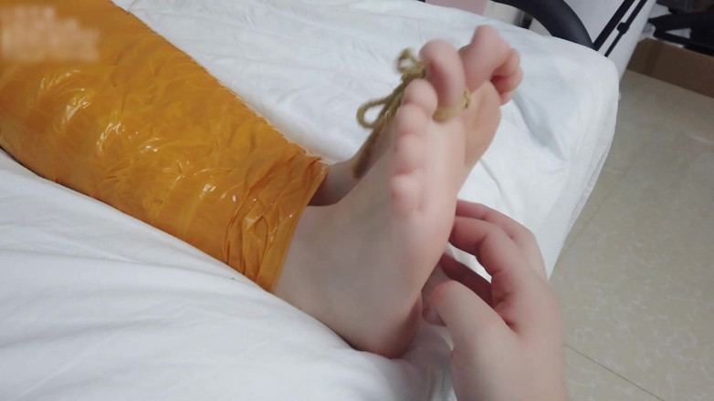 Asian bondage: Förstapersonsperspektiv fångar flickvännen inlindad i tejp från topp till tå...