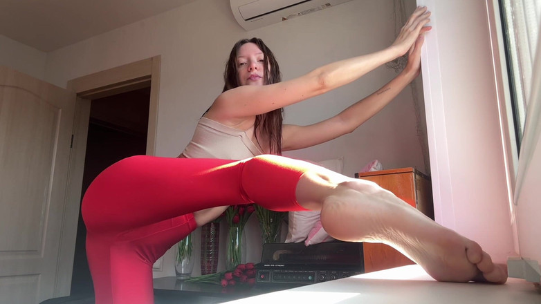 Skinny_lady69: Stretching in nuovi leggings rossi