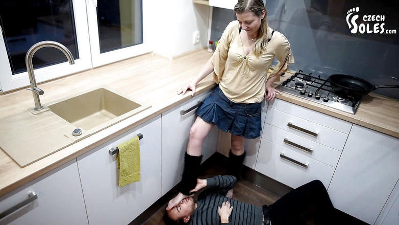 Czech Soles - foot fetish content: Kaki seksi istri dipuja waktu lagi masak
