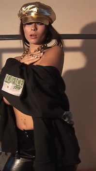 Una tettona in stile hiphop