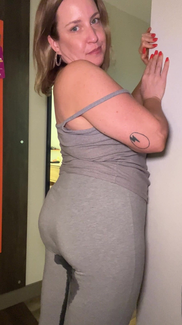 Avril Showers: MiLF beccata a pisciare attraverso pantaloni yoga leggeri