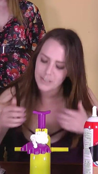 Um jogo de strip facial tentador onde as meninas se revezam com um botão