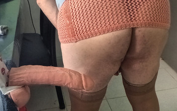 Todo -Anal: Můj ocas vypadá velmi lákavě, sotva pokrytý mojí růžovou sukní.