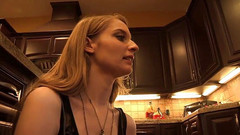 Pussy Land: Bystig brunettbrud blir leksakad av sin lesbiska vän