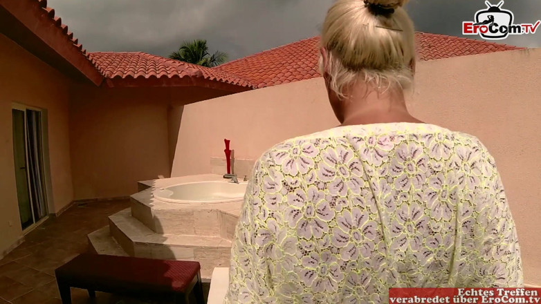 EroCom: Heiße blondine auf der dachterrasse und im whirlpool gefickt und...