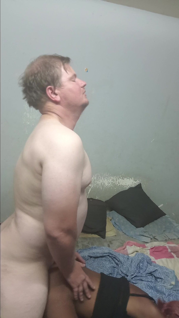 hothouse18xxx: Fiica vitregă călărește pula tatălui ei vitreg în rochie neagră și apleacă-te și...