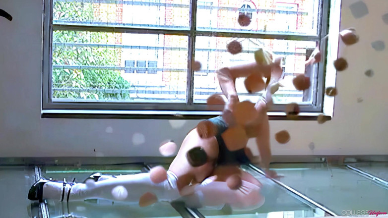 College Uniform: 阿拉娜追逐的最后一部拍摄