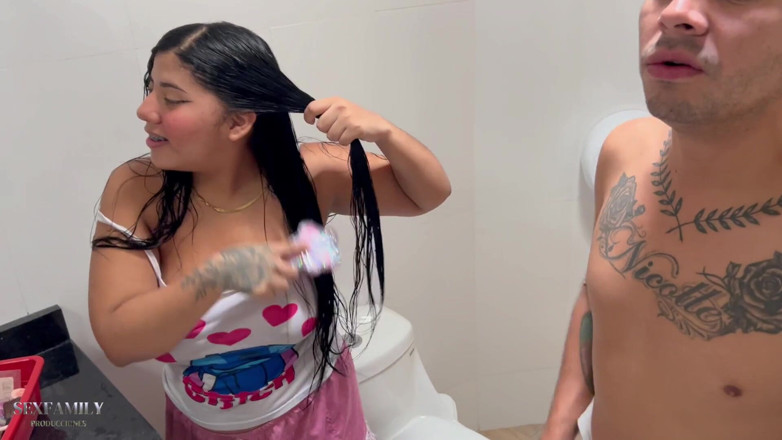 Bigboobssex: Mijn mooie Indische maakt zich klaar in de badkamer en...