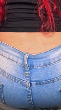 Rothaarige Jeans Schoß Furzt POV - Reiben an Deinem Schwanz