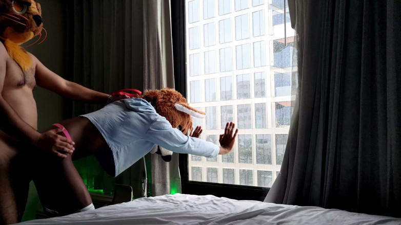 PawgrammerSocks: Bez siodełka Femboy Furry Fursuit jebanie przed oknem
