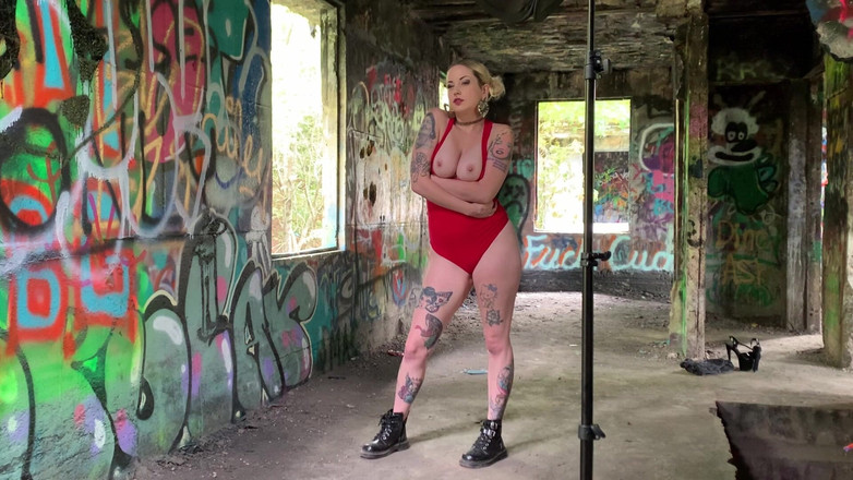 Lady Lazarus: Nacktes Modeling bei Concrete City