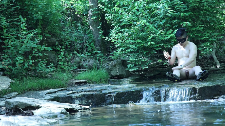 barenakedboy: Fléchir près de la cascade, essayer de se faufiler un...