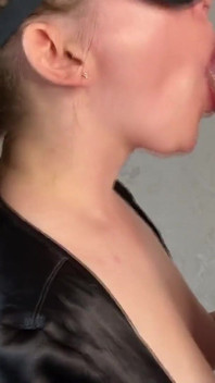 Heiße schönheit oralsex, bis sie sperma in den mund bekommt!