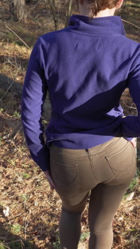 Mamă sexy amatoare în blugi strâmți tachinându-și curul strâmt în pădure