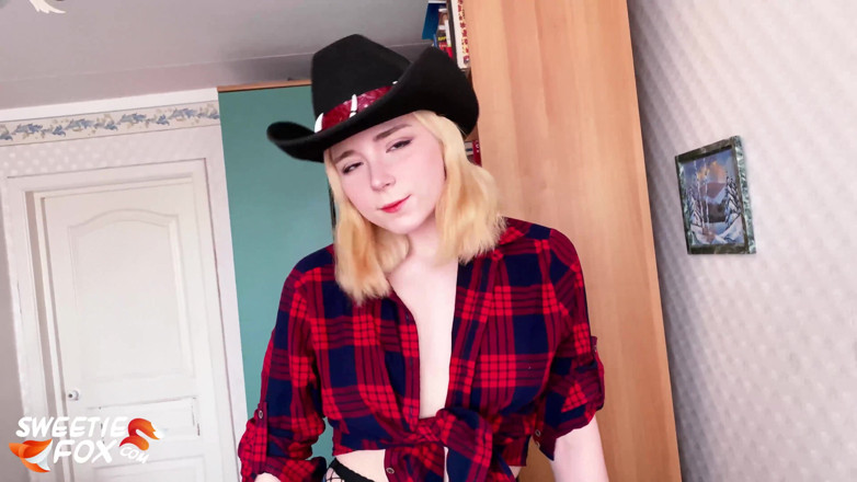 Sweetie Fox: Kovboy kız kovboy kız yarak ve gırtlağına kadar alıyor - boşalma...