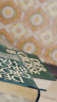 Gape anali e piscio su libri e giocattoli