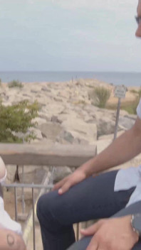 Inmature mature: nuria fa tutti i lavori di casa e va in spiaggia a caccia di turisti per scoparli
