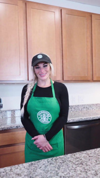 La barista tettona di starbucks schizza dappertutto un bbc e ingoia sperma durante il suo turno!!