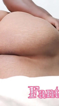 Position 69, une chatte se fait lécher et baiser sa chatte étroite