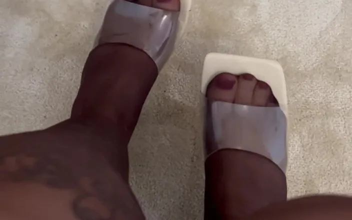 Bigtiddygoth: I Know My Feet Are Perfect