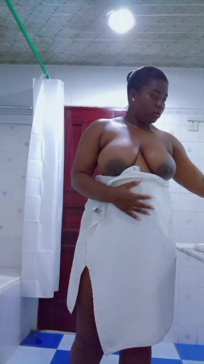 Slutmelly: Gadis nakal lagi mandi