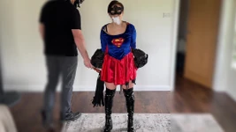 Superheldin gefangen genommen, zurückhaltend geknebelt und befummelt, ausgepeitscht, necken, BDSM