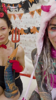 Dziewczyny bawią się halloweenowym piekłem analnym - Anuskatzz i Stacy Bloom