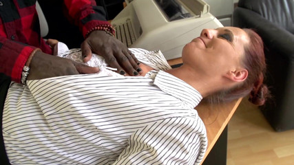 German Full Movies: सेक्सी थेरेपिस्ट अपने ग्राहकों को चोदता है और दिखाता है कि यह कैसे किया जाता है