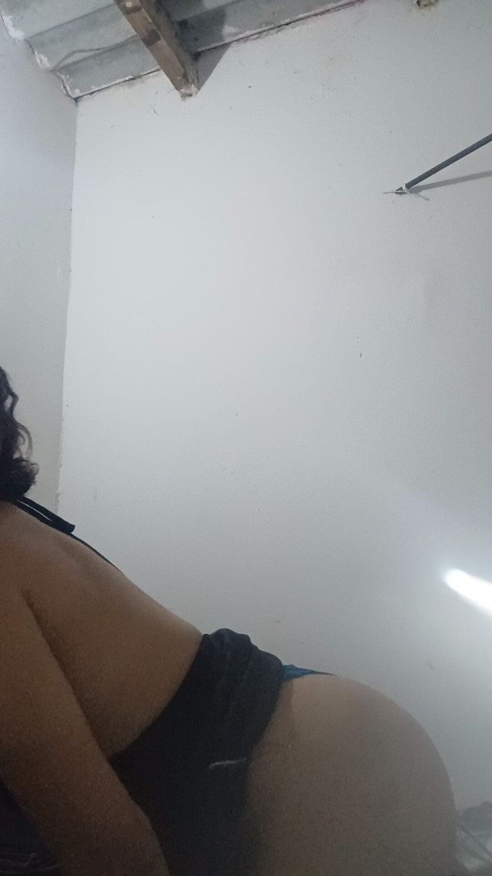 Femboy from Colombia: In het zwart dit meisje dat haar dans geeft