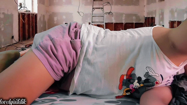 Lovelyaddik: Filipina MILF Waiting for Workers Under Construction Room
