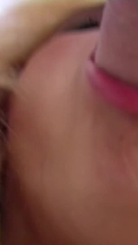 Carmel Moore, bombasse blonde sexy, se fait baiser jusqu’à l’os et reçoit un creampie dégoulinant par un étalon à grosse bite noire