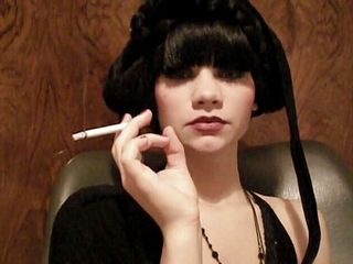 Femdom Austria: Beleza glamourosa fumando um cigarro