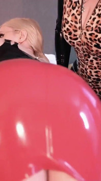 Deux maîtresses MILF et leur soubrette coquine en latex. Arya Grander