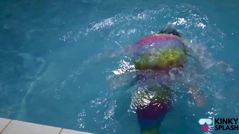 UKCuteGirl Lucy Lauren: Sirena captivă te tachinează în piscină