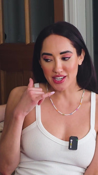 Bella pornostar latina chloe amour twerka su Tom Games Podcast