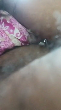 Eu estava doente e descansando quando a madrasta indiana entra e vê meu pau