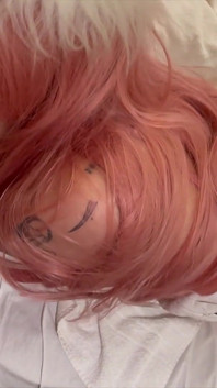 Gata de jaqueta reta com cabelo rosa
