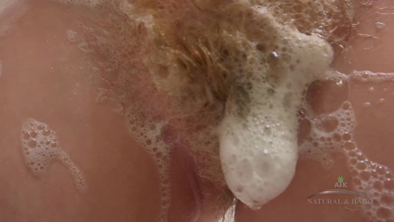 ATK Hairy: 我们在这个性感的剪辑中发现Tegan正在洗澡。