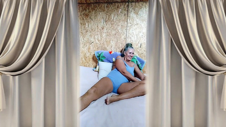 Lukerya: Lukerya, Femme Au Foyer Sexy, Est Occupée À S’amuser Sur Un...