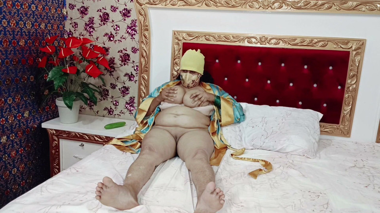IndianDesiBabhi: น้ามุสลิมหุ่นเป๊ะนมใหญ่ช่วยตัวเองโดยแตงกวา