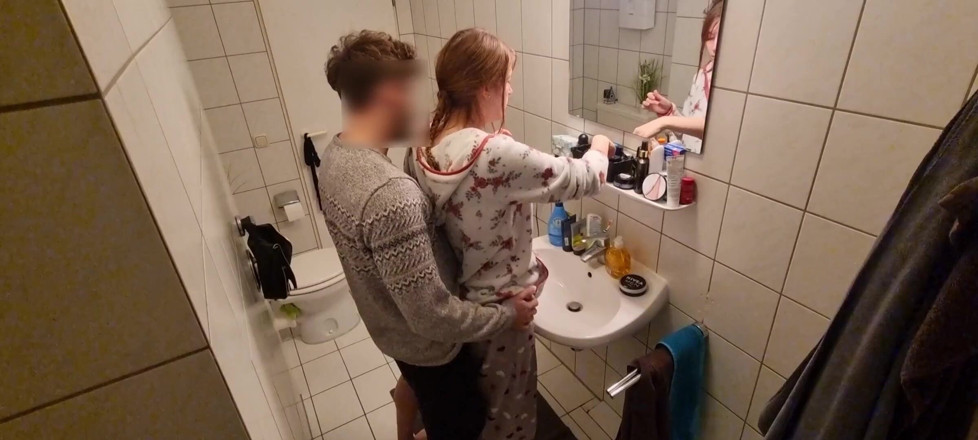 VioletaSecrets: Meia-irmã fodida duro no banheiro e todo mundo pode ouvir...