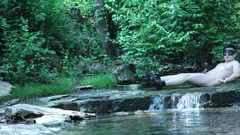 barenakedboy: Згинаючи біля водоспаду, намагаючись прокрастися трохи приватного моменту...