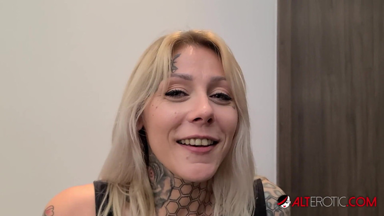 Alt Erotic: Nayomi Sharp sucks cock and swallows a load