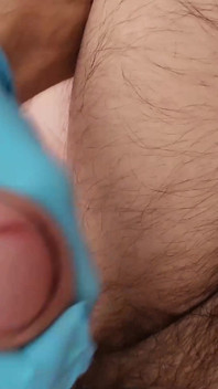 Blå latex handske hand hårt runkar av enorm svamphuvud kuk med spermasprut
